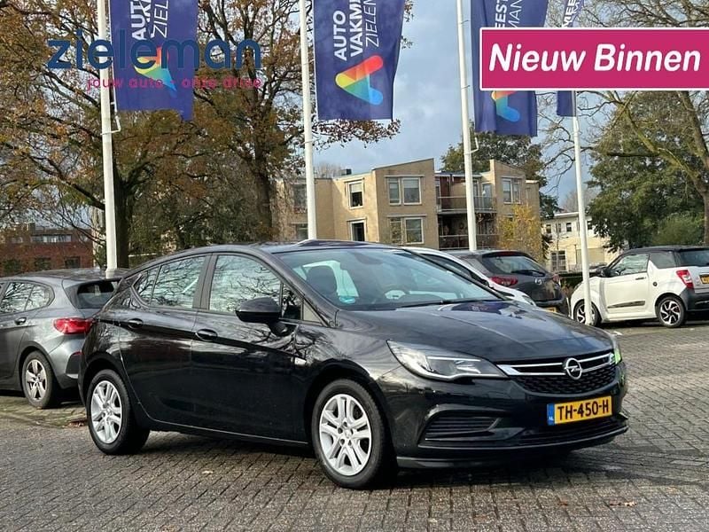 Zwart Gebruikt 2018 Opel Astra Edition Hatchback | € 9.345 (Goede deal) - Afbeelding 1/2