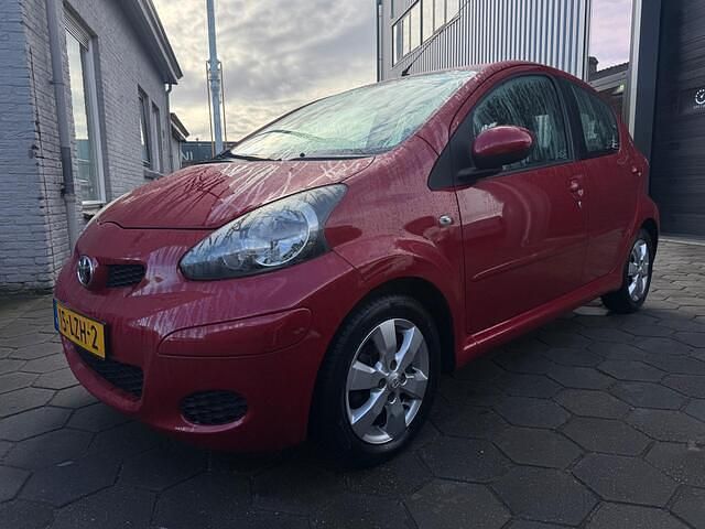 Occasion Toyota Aygo 68 PK (50 kW) 2010 Rood Hatchback