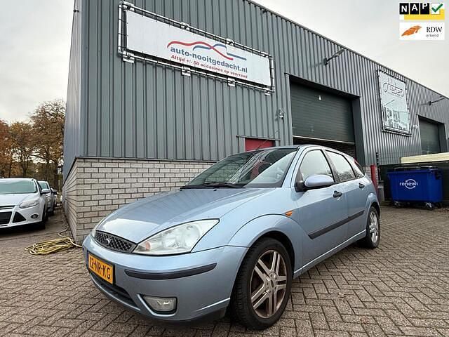 Grijs Gebruikt 2004 Ford Focus Trend Hatchback | € 1.795 (Eerlijke prijs) - Afbeelding 1/4