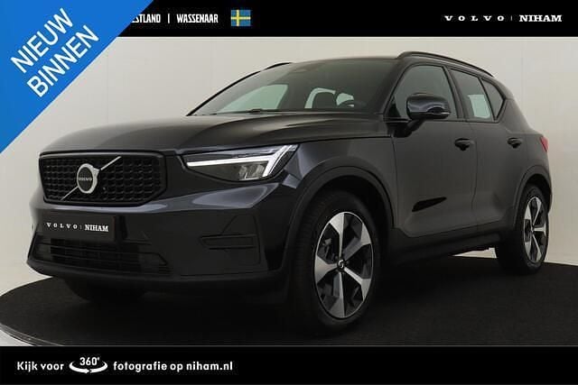Zwart Gebruikt 2025 Volvo XC40 Plus SUV | € 42.890 (Eerlijke prijs) - Afbeelding 1/4