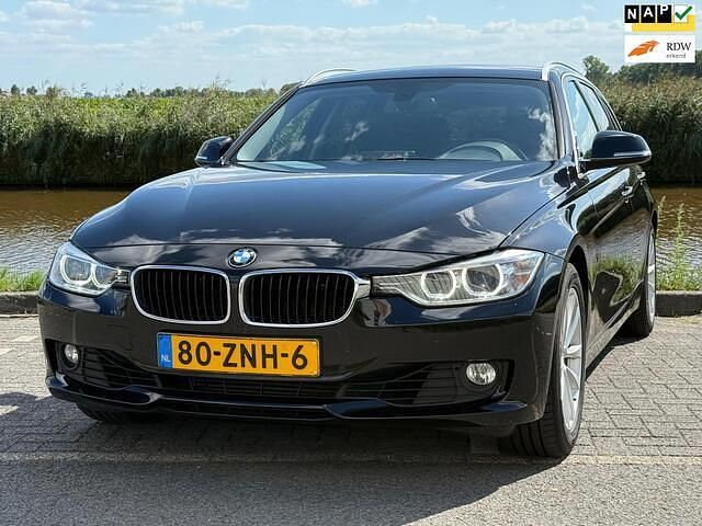 Zwart Gebruikt 2013 BMW 320 Executive Stationwagen | € 12.995 (Eerlijke prijs) - Afbeelding 1/4
