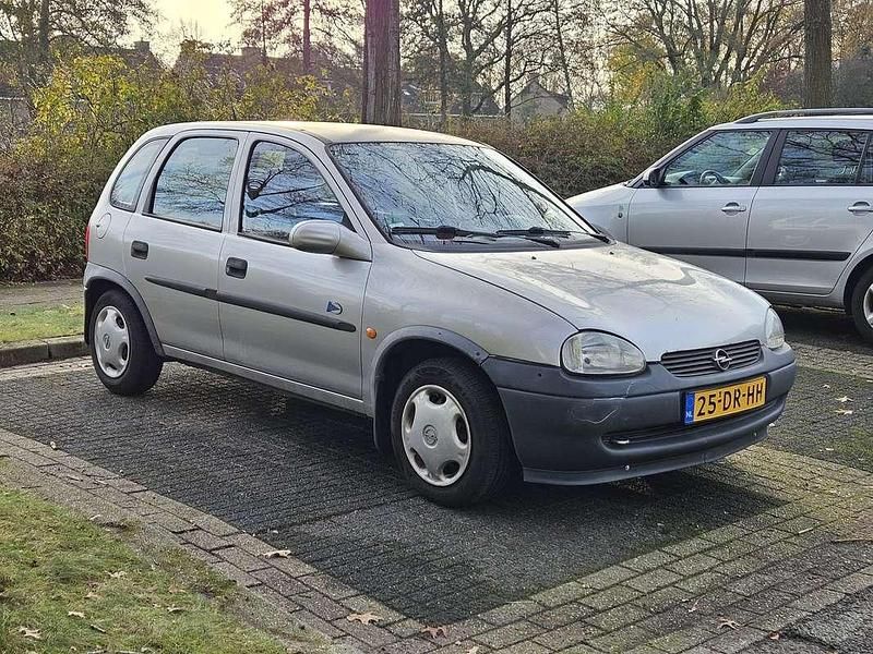 Zilver Gebruikt 1999 Opel Corsa Hatchback | € 1.250 (Eerlijke prijs) - Afbeelding 1/4