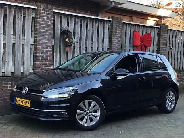 Zwart (metallic) Gebruikt 2019 VW Golf VII Comfortline Hatchback | € 12.999 (Eerlijke prijs) - Afbeelding 1/4