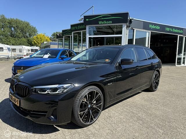Zwart Gebruikt 2021 BMW 530e Executive Stationwagen | € 32.850 - Afbeelding 1/4