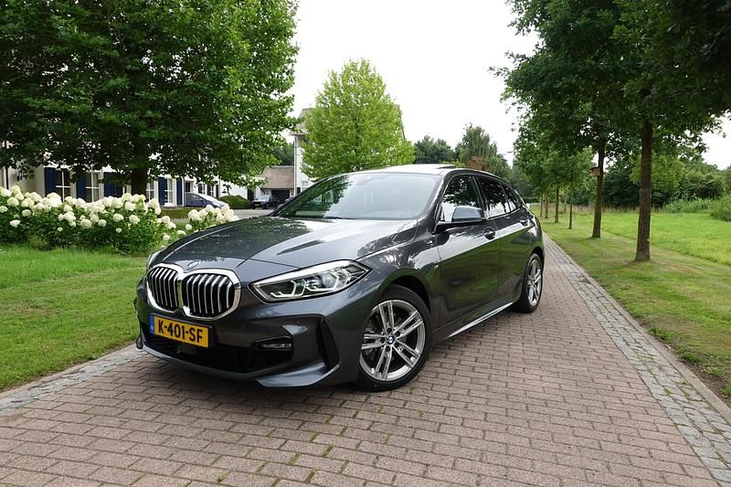 Grijs Gebruikt 2021 BMW 118 Executive Hatchback | € 25.950 (Duur) - Afbeelding 1/4