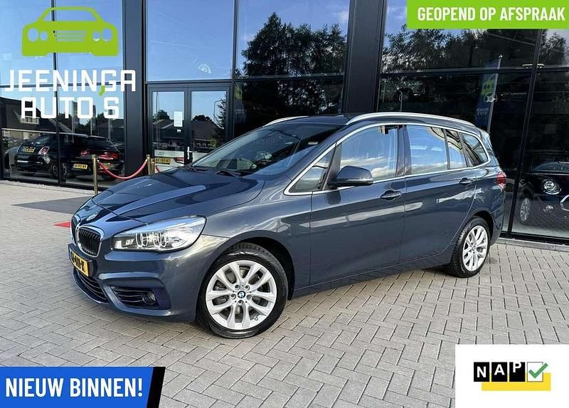 Grijs, metallic lak Gebruikt 2015 BMW 218 Gran Tourer Sport Line MPV | € 15.900 (Eerlijke prijs) - Afbeelding 1/4