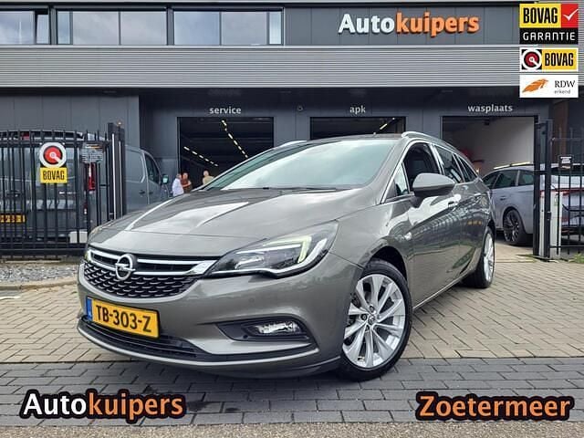 Grijs, metallic lak Gebruikt 2018 Opel Astra Innovation Stationwagen | € 14.950 (Eerlijke prijs) - Afbeelding 1/4