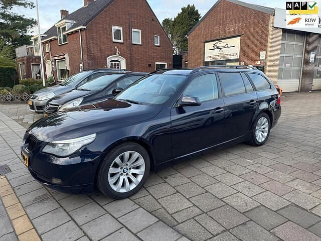 Blauw (metallic) Occasion 2010 BMW 520 Stationwagen | € 8.500 (Goede deal) - Afbeelding 1/4