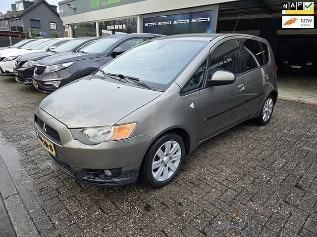 Grijs (metallic) Gebruikt 2010 Mitsubishi Colt Edition Hatchback | € 4.450 (Eerlijke prijs) - Afbeelding 1/4
