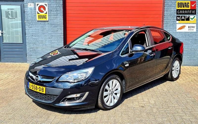 Zwart Gebruikt 2013 Opel Astra Innovation Sedan | € 7.450 (Eerlijke prijs) - Afbeelding 1/4