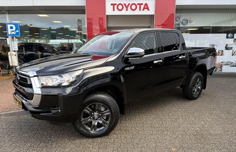 Zwart (metallic) Gebruikt 2024 Toyota HiLux Pickup | € 49.468 (Duur) - Afbeelding 1/4
