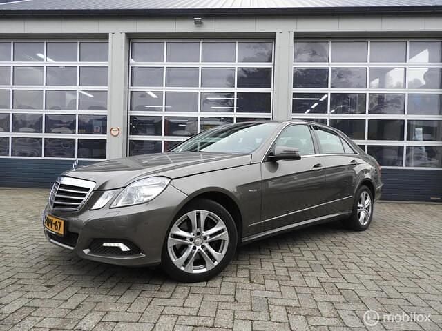 Grijs Gebruikt 2010 Mercedes E250 Avantgarde Sedan | € 14.950 (Eerlijke prijs) - Afbeelding 1/4