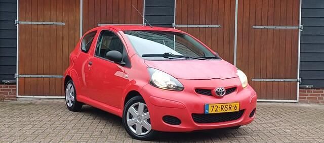 Rood Gebruikt 2009 Toyota Aygo Hatchback | € 1.750 (Super prijs) - Afbeelding 1/4