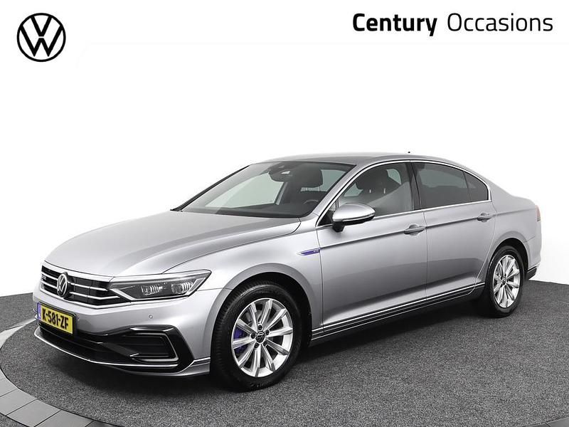 Grijs Gebruikt 2021 VW Passat Business Sedan | € 24.795 (Goede deal) - Afbeelding 1/4