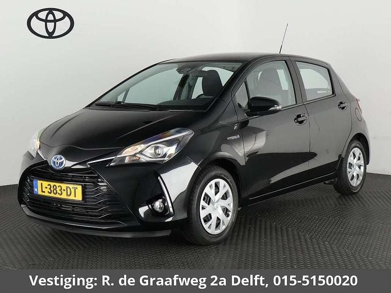 Zwart, metallic lak Gebruikt 2020 Toyota Yaris Hybrid Hatchback | € 17.650 (Goede deal) - Afbeelding 1/3
