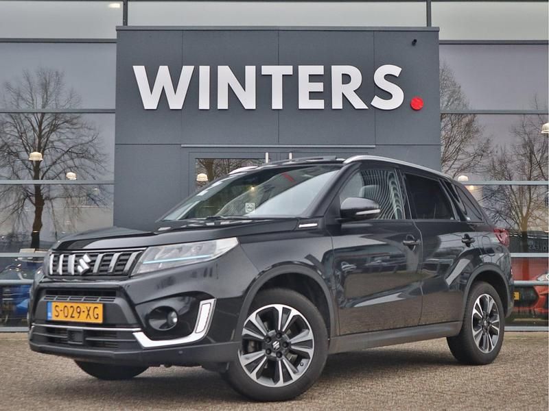 Zwart (metallic) Occasion 2023 Suzuki Vitara Style SUV | € 23.845 (Iets duurder) - Afbeelding 1/4