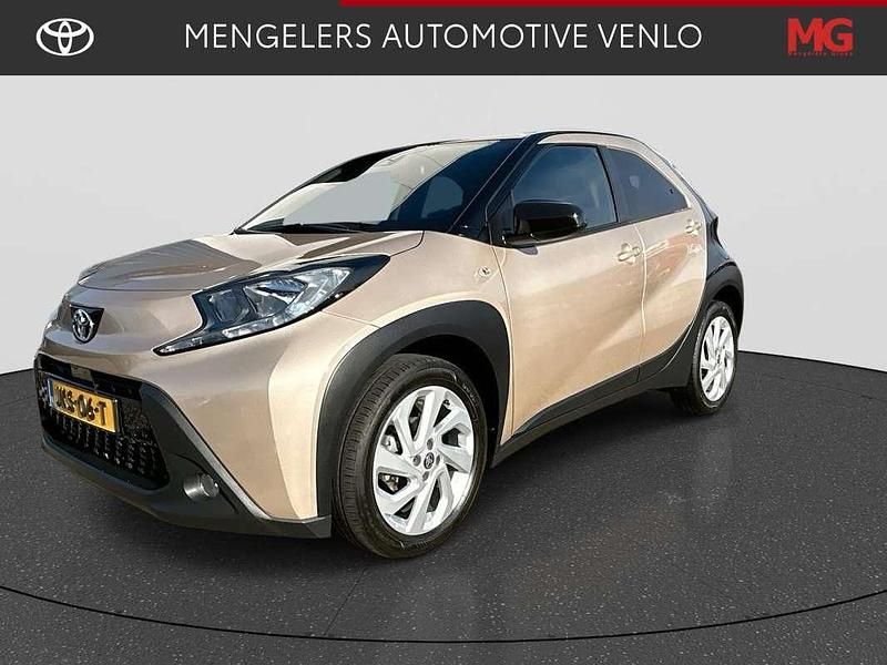 Beige Gebruikt 2022 Toyota Aygo X Pulse SUV | € 20.695 - Afbeelding 1/4