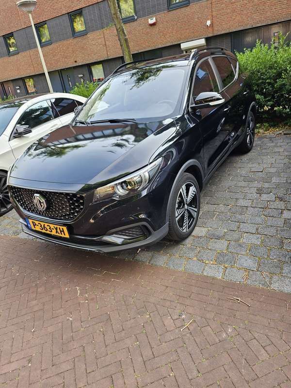 Zwart Gebruikt 2021 MG ZS Luxury Sedan | € 17.950 - Afbeelding 1/4