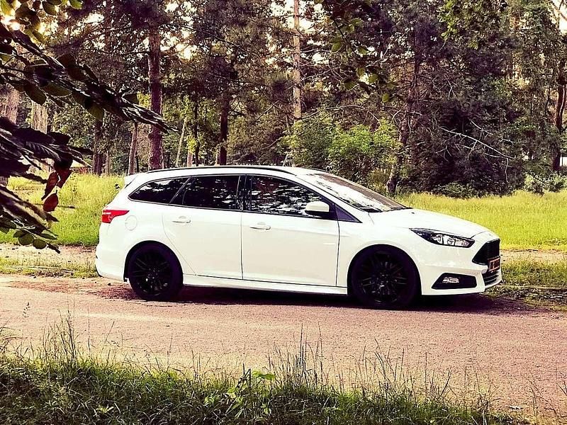 Wit Gebruikt 2015 Ford Focus ST Stationwagen | € 13.000 (Super prijs) - Afbeelding 1/4