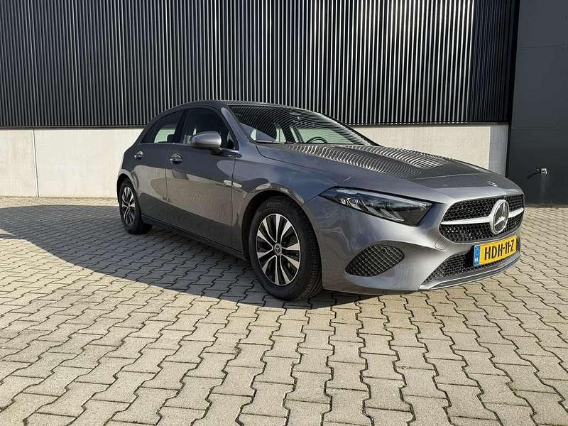 Occasion Mercedes A180 AMG line 136 PK (100 kW) 2025 Grijs Hatchback
