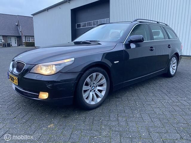 Zwart Gebruikt 2009 BMW 525 Executive Stationwagen | € 3.950 (Super prijs) - Afbeelding 1/4