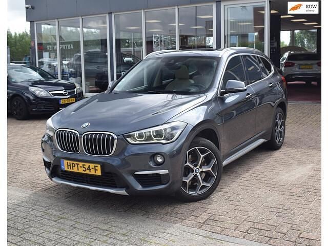 Grijs, metallic lak Gebruikt 2015 BMW X1 Comfort Edition SUV | € 15.895 (Eerlijke prijs) - Afbeelding 1/4