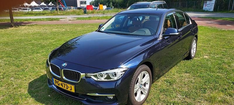 Blauw Gebruikt 2017 BMW 318 Executive Sedan | € 15.750 (Eerlijke prijs) - Afbeelding 1/4