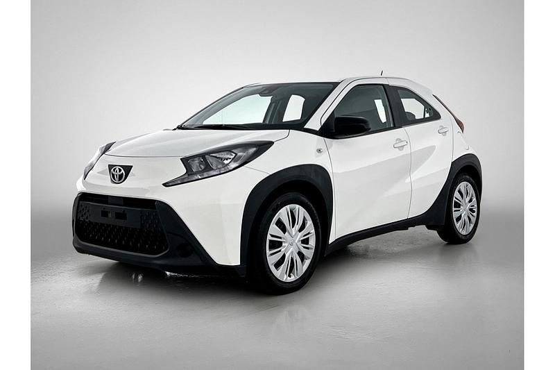 Wit Gebruikt 2023 Toyota Aygo Play Hatchback | € 15.745 (Eerlijke prijs) - Afbeelding 1/1
