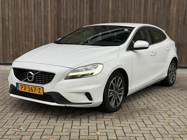Wit (metallic) Gebruikt 2017 Volvo V40 Business Edition Hatchback | € 5.999 (Eerlijke prijs) - Afbeelding 1/4