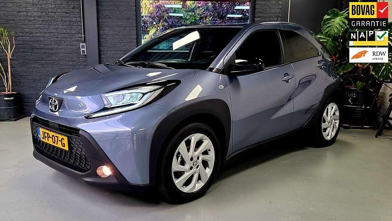 Grijs Gebruikt 2025 Toyota Aygo Active Hatchback | € 19.950 (Eerlijke prijs) - Afbeelding 1/4