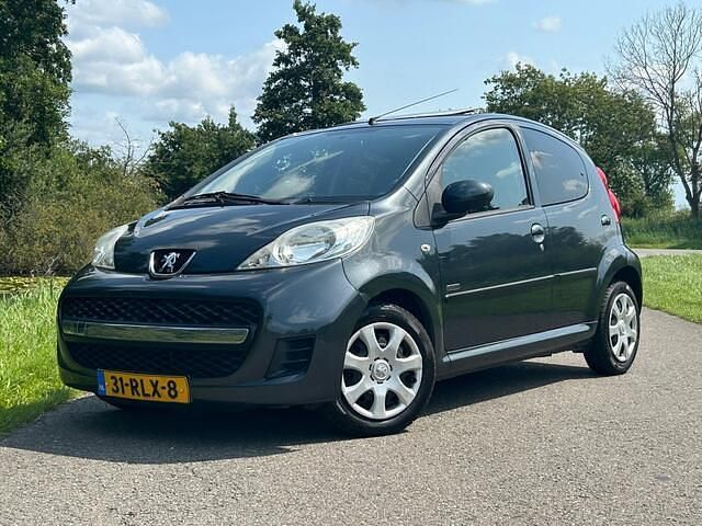 Grijs Gebruikt 2011 Peugeot 107 Sportium Hatchback | € 2.995 (Eerlijke prijs) - Afbeelding 1/4