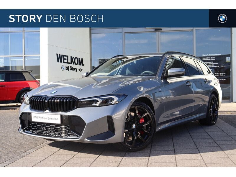 Grijs Gebruikt 2025 BMW 330e M Sport Stationwagen | € 62.950 (Iets duurder) - Afbeelding 1/4