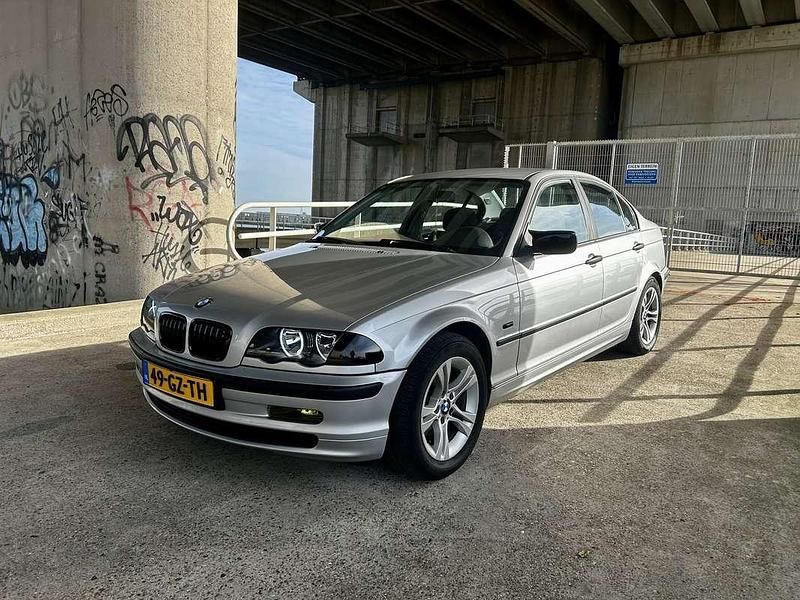 Zilver Gebruikt 2001 BMW 318 Executive Sedan | € 2.500 (Eerlijke prijs) - Afbeelding 1/4