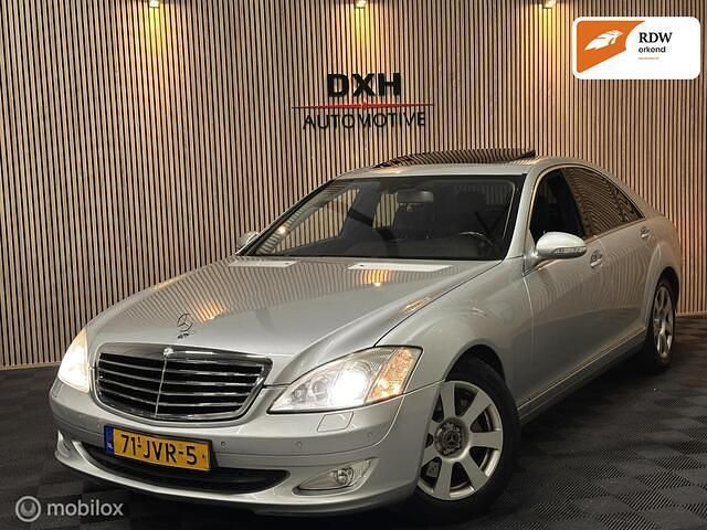 Grijs (metallic) Gebruikt 2008 Mercedes S350 Sedan | € 8.840 (Eerlijke prijs) - Afbeelding 1/4