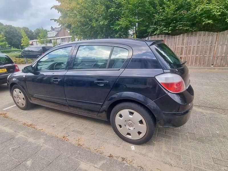 Zwart Gebruikt 2010 Opel Astra Essentia Hatchback | € 2.000 - Afbeelding 1/4