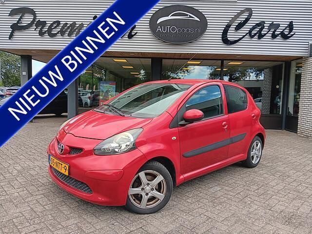 Rood Gebruikt 2007 Toyota Aygo Hatchback | € 2.845 (Eerlijke prijs) - Afbeelding 1/4