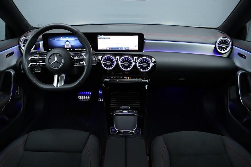 Occasion Mercedes CLA250e Shooting Brake AMG line 218 PK (160 kW) 2024 Blauw Stationwagen