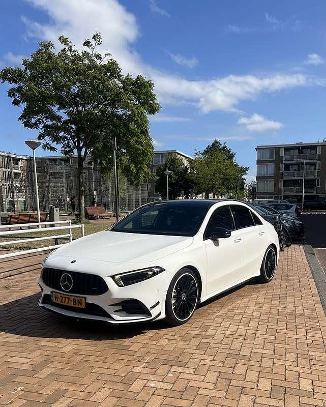 Wit Gebruikt 2019 Mercedes A250 Premium Plus Sedan | € 27.950 (Eerlijke prijs) - Afbeelding 1/4