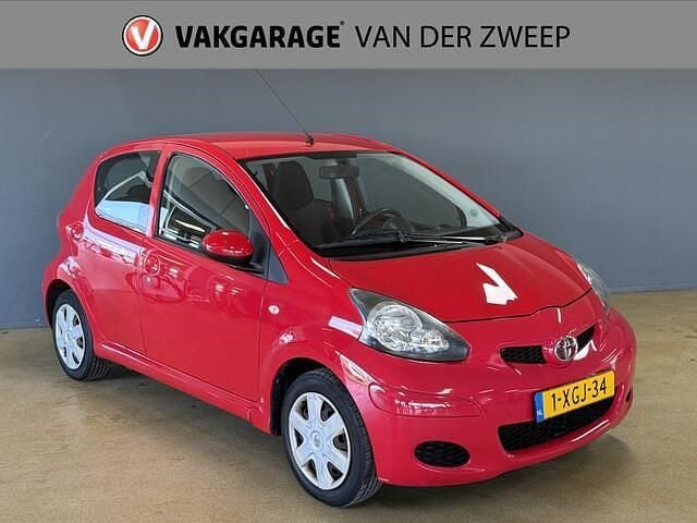 Occasion Toyota Aygo 68 PK (50 kW) 2010 Rood Hatchback