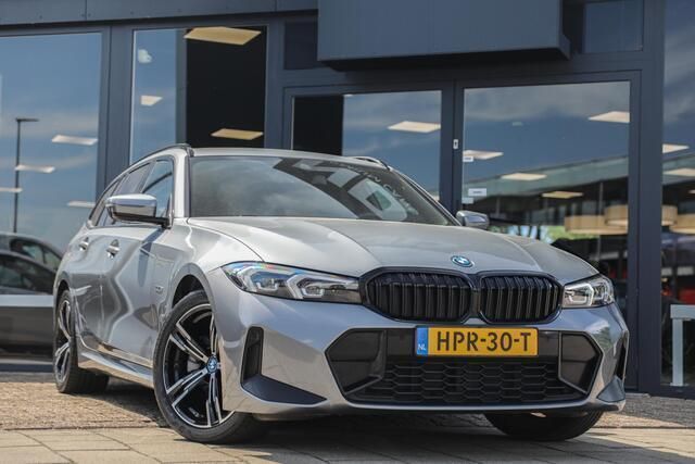 Grijs Gebruikt 2022 BMW 320 M Sport Stationwagen | € 41.950 - Afbeelding 1/4
