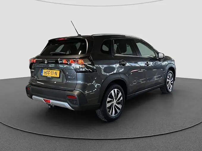 Grijs, metallic lak Gebruikt 2025 Suzuki SX4 S-Cross Style SUV | € 34.710 - Afbeelding 1/4