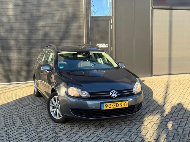 Grijs (metallic) Gebruikt 2012 VW Golf VII Executive Stationwagen | € 4.950 (Iets duurder) - Afbeelding 1/4