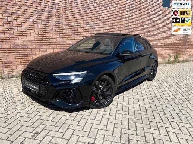 Zwart, metallic lak Gebruikt 2023 Audi RS3 Performance Hatchback | € 82.490 (Duur) - Afbeelding 1/4