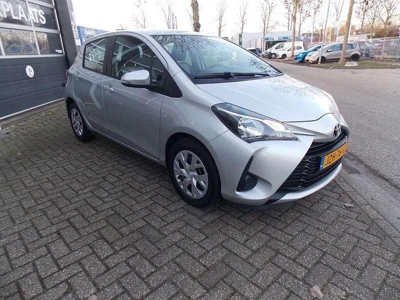 Occasion Toyota Yaris Executive 112 PK (82 kW) 2018 Grijs Hatchback