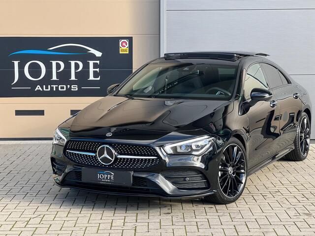 Zwart, metallic lak Occasion 2022 Mercedes CLA180 AMG line Sedan | € 44.950 - Afbeelding 1/4
