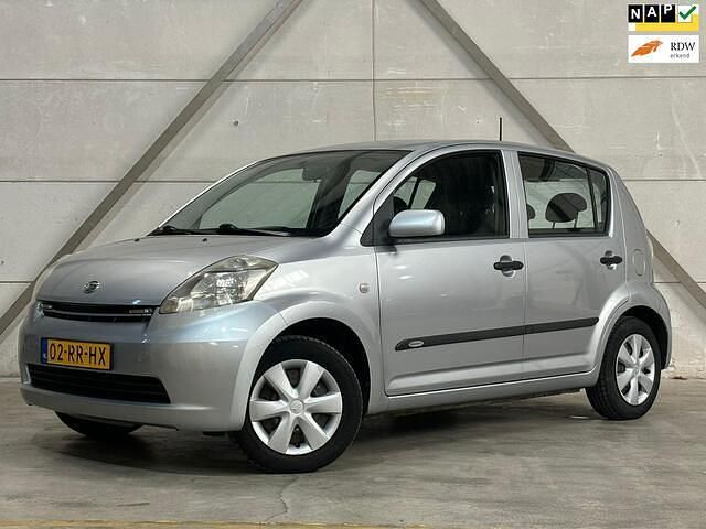 Grijs Gebruikt 2005 Daihatsu Sirion Hatchback | € 1.295 (Duur) - Afbeelding 1/4