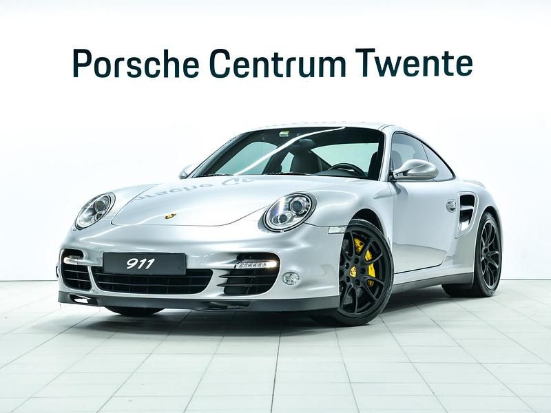 Zilver (metallic) Gebruikt 2011 Porsche 911 Turbo S Coupé | € 139.900 - Afbeelding 1/4