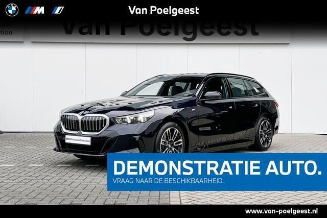 M carbonschwarz Gebruikt 2025 BMW 530e Comfort Edition Stationwagen | € 67.900 - Afbeelding 1/4