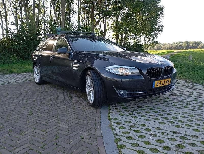 Grijs Gebruikt 2013 BMW 520 Executive Stationwagen | € 10.750 (Goede deal) - Afbeelding 1/4