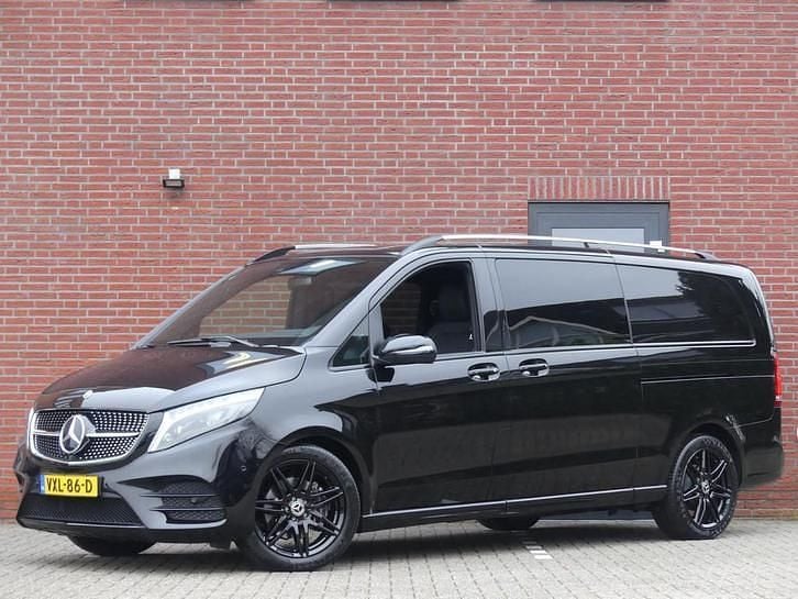 Zwart (metallic) Occasion 2023 Mercedes V300 AMG MPV | € 62.950 (Super prijs) - Afbeelding 1/4